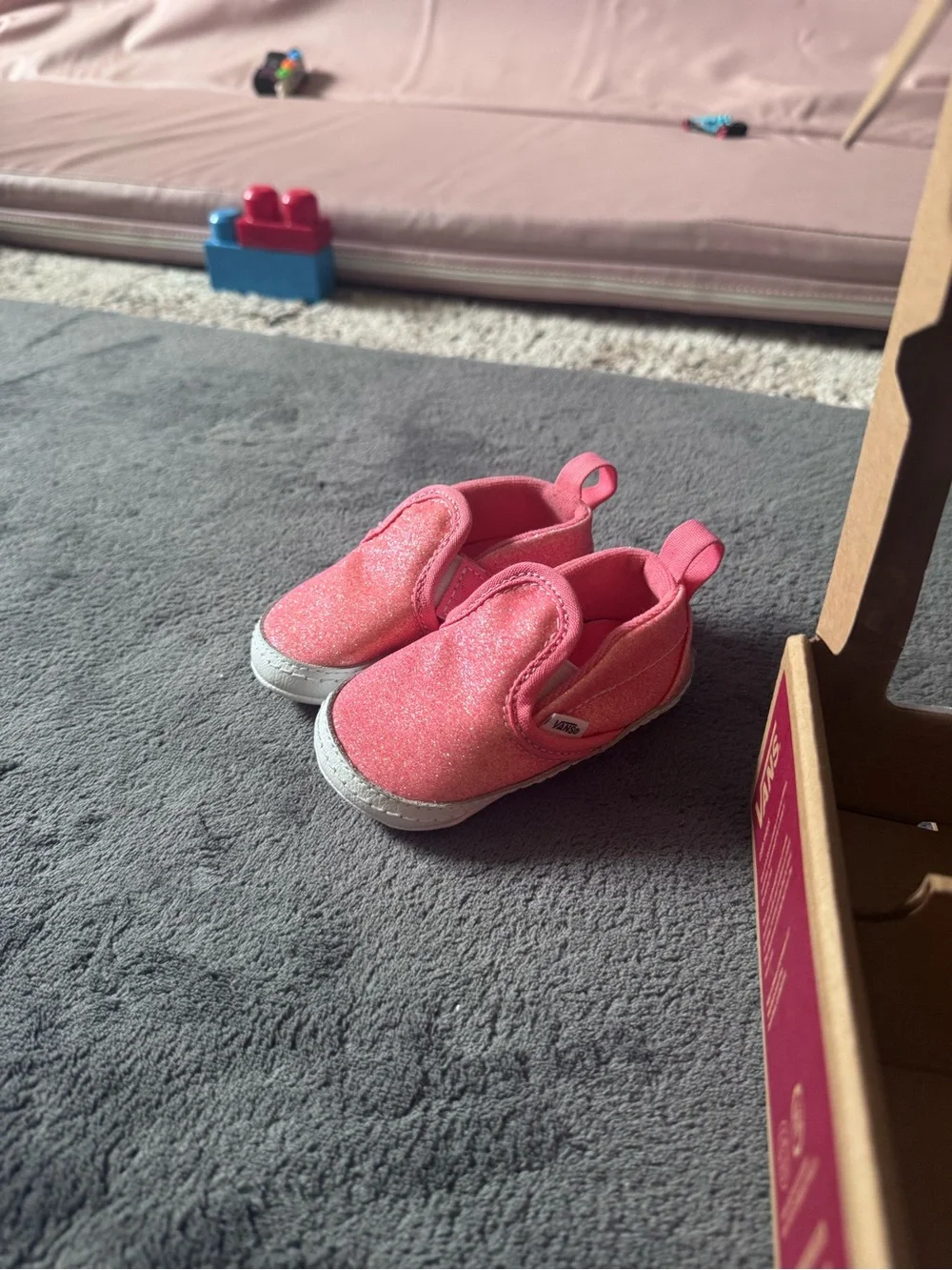 Baby girl Vans Kids Slip-On Glitter Sneakers in Pink size 3